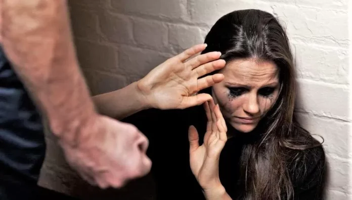 Qualiano: gelosia e ceffoni alla compagna davanti agli occhi del figlio di 3 anni. ArrestaTo 24enne