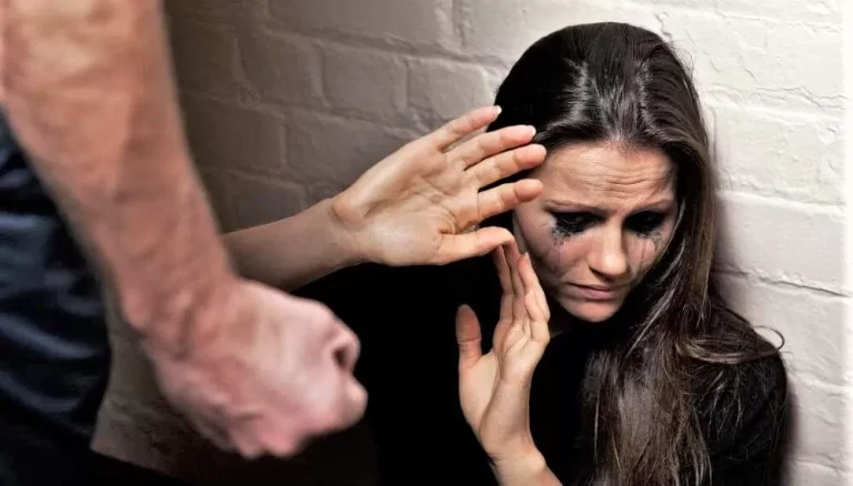 Qualiano: gelosia e ceffoni alla compagna davanti agli occhi del figlio di 3 anni. Arrestato 24enne