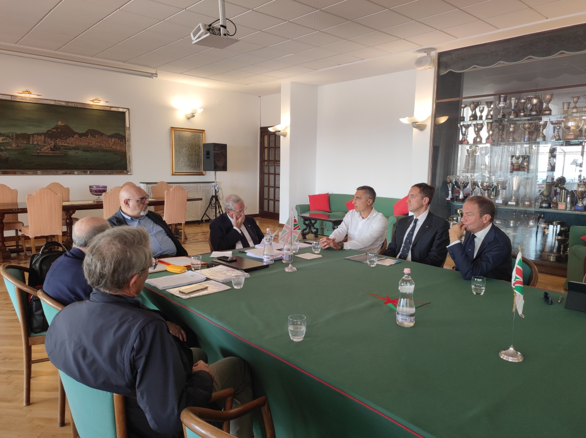 I canottieri napoletani per la rinascita dello Stadio del remo del Lago Patria