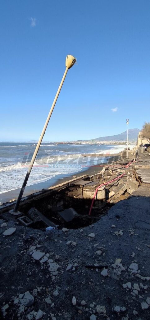 Maltempo a Castellammare di Stabia: arenile allagato