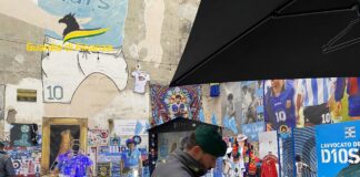 Napoli, mercatino del falso ridosso del murales di Maradona: sequestrati centinaia di articoli (VIDEO) Napoli, mercatino del falso ridosso del murales di Maradona