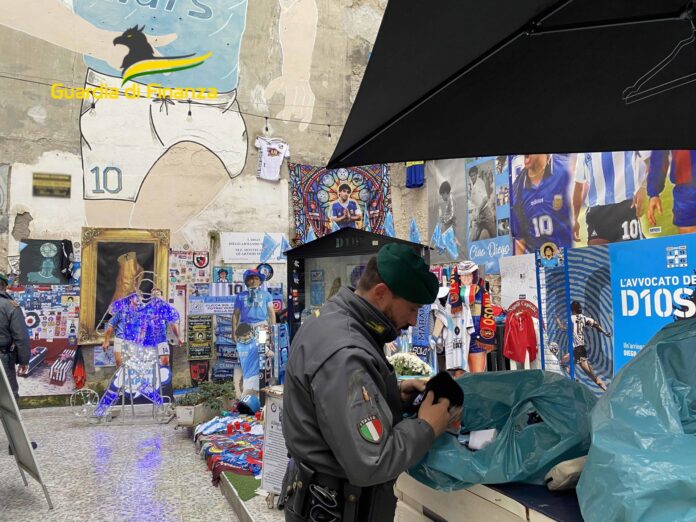 Napoli, mercatino del falso ridosso del murales di Maradona