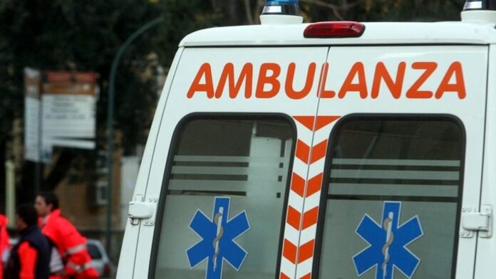 Boscoreale, 13enne armato di mazza distrugge ambulanze e ferisce un autista del 118
