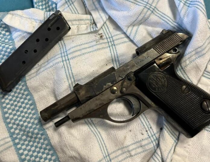 Castellammare, rione "Moscarella": getta pistola dalla finestra, denunciato 47enne