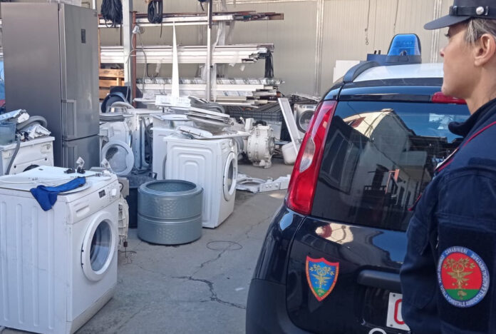 Castellammare, un "cimitero" di rifiuti sulle sponde del fiume Sarno: 3 denunciati