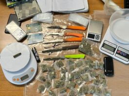 Il "kit del pusher" su un ballatoio condominiale: blitz dei carabinieri a Casoria