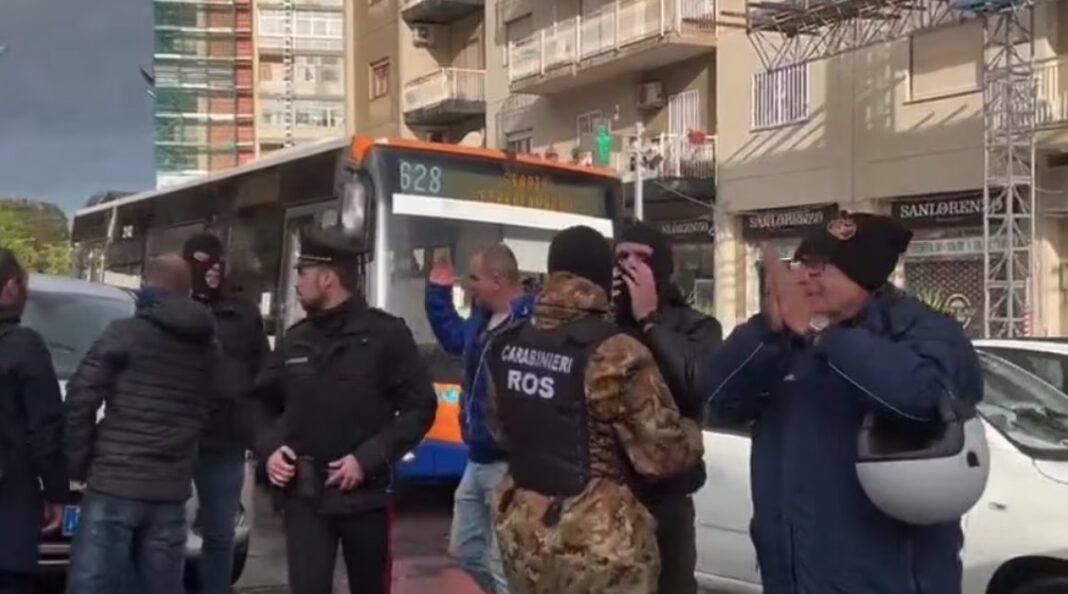 applauso palermo carabinieri matteo messina denaro