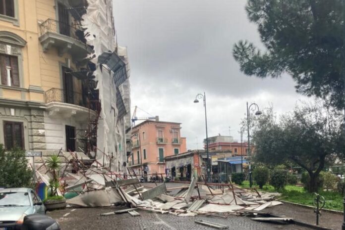 napoli crollo impalcatura