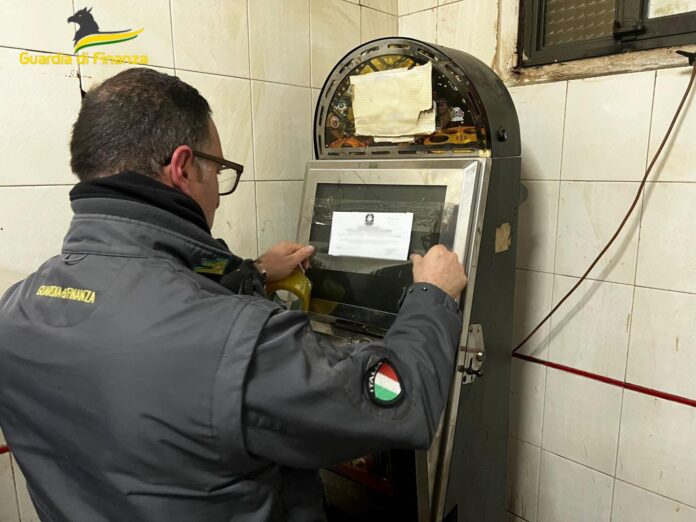 Gioco, scommesse e riciclaggio: eseguite a Napoli e provincia oltre 70 perquisizioni (VIDEO)