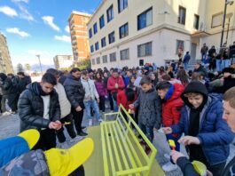 Gragnano, allarme cyberbullismo: inaugurata panchina gialla in piazza Aldo Moro