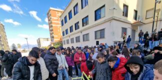 Gragnano, allarme cyberbullismo: inaugurata panchina gialla in piazza Aldo Moro