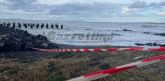 Torre Annunziata, cadavere in mare: gli inquirenti analizzano il tatuaggio della doppia “M” per dare un nome alla vittima