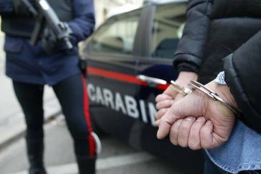 Napoli: coppia senza casco in scooter fermata aggredisce i Carabinieri, entrambi in manette