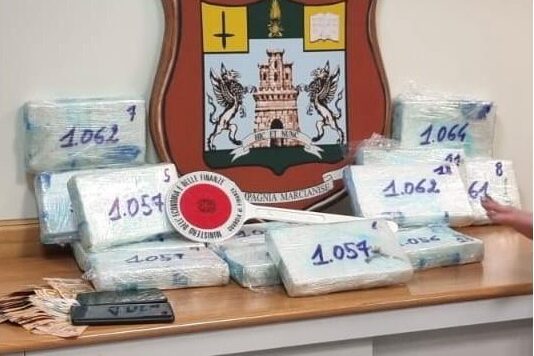 Caserta, arrestato corriere della droga: nel baule 15 kg di cocaina purissima