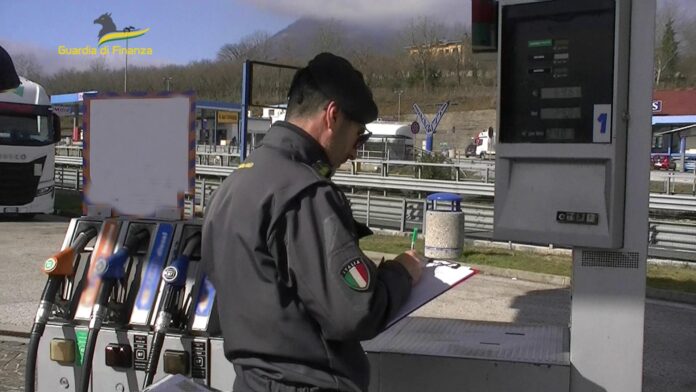 Caro carburanti, controlli a tappeto ad Avellino: 29 violazioni contestate