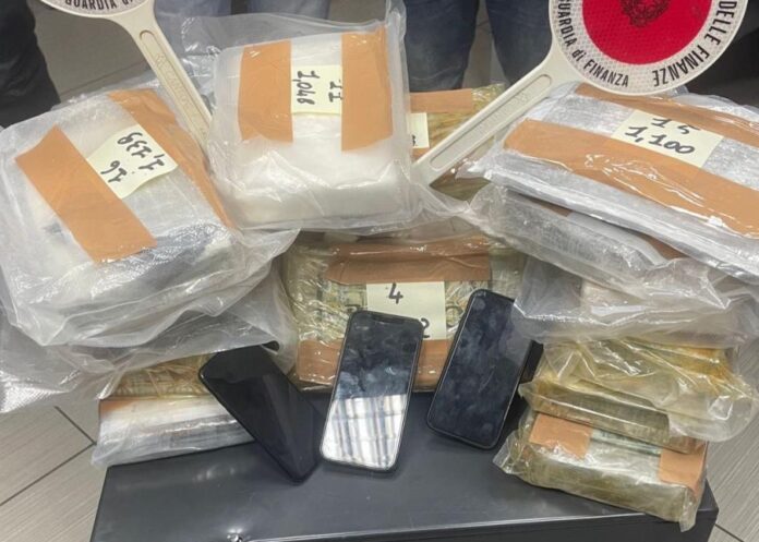 Napoli, rione "Scampia": in auto con 18 kg di cocaina, arrestati in due
