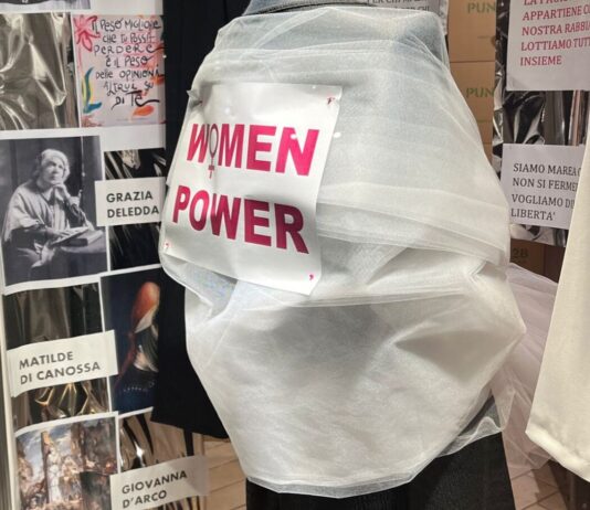 Le vetrine del negozio contro la violenza sulle donne: succede a Quarto in vista dell'8 marzo (FOTOGALLERY)