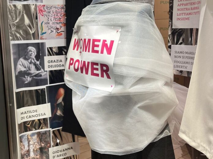 Le vetrine del negozio contro la violenza sulle donne: succede a Quarto in vista dell'8 marzo (FOTOGALLERY)