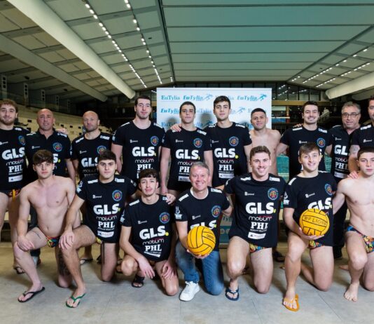 Gli atleti della Waterpolo Napoli Lions allo Stadio Maradona con Eutylia