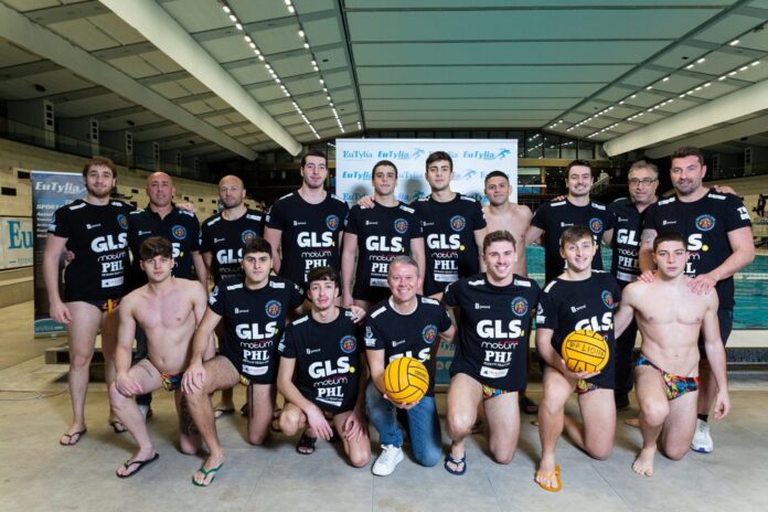 Gli atleti della Waterpolo Napoli Lions allo Stadio Maradona con Eutylia