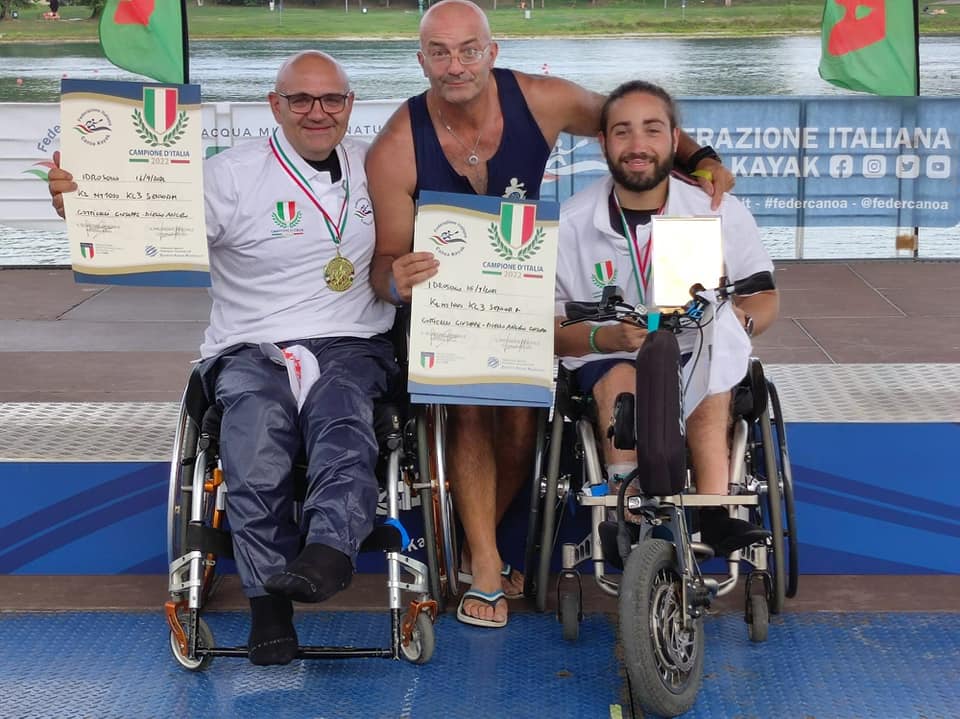 Il Tecnico della FICK Orazio Manzo con i Campioni Italiani di Paracanoa Giuseppe Cotticelli e Angelo Gabriele Aiello