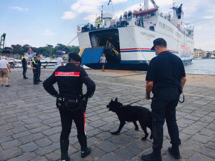 Quindici kg di salumi senza tracciabilità "bloccati" al porto di Ischia