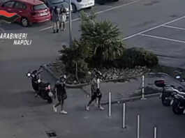 Pozzuoli e Quarto, furti di scooter nel centro commerciale: due persone arrestate (VIDEO)