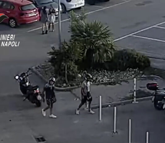Pozzuoli e Quarto, furti di scooter nel centro commerciale: due persone arrestate (VIDEO)