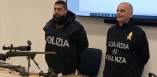 Ecco l’arsenale del boss Raffaele Imperiale: era nascosto in provincia di Napoli. Tra le armi anche kalashnikov e bombe a mano (VIDEO) Ecco l'arsenale del boss Raffaele Imperiale: era nascosto in provincia di Napoli. Tra le armi anche kalashnikov e bombe a mano