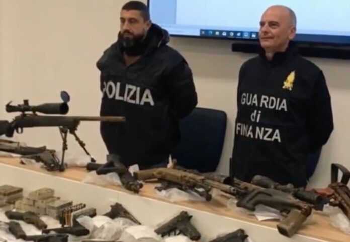Ecco l'arsenale del boss Raffaele Imperiale: era nascosto in provincia di Napoli. Tra le armi anche kalashnikov e bombe a mano