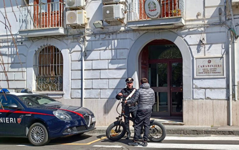 Sorrento, inseguimento in pieno centro: preso ladro di e-bike Sorrento, inseguimento in pieno centro: preso ladro di e-bike