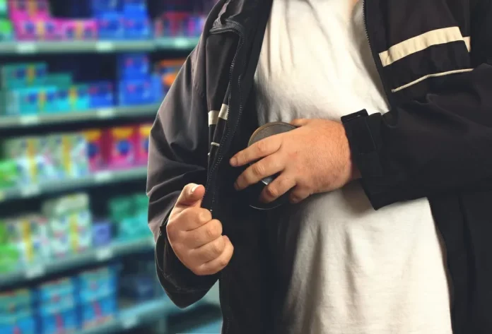 La maglietta dei ladri scoperta a Nola: arrestato 21enne dopo un furto nel supermercato