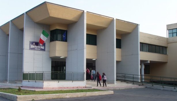 Marano, tentano di rubare i computer degli studenti nella scuola "Levi": tre arresti Marano, tentano di rubare i computer degli studenti nella scuola "Levi": tre arresti