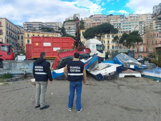 Occupazioni abusive delle spiagge a Napoli: blitz della guardia costiera, scattano i sequestri