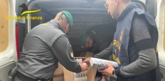 Un capannone a Boscoreale adibito a deposito clandestino di sigarette di contrabbando Un capannone a Boscoreale adibito a deposito clandestino di sigarette di contrabbando