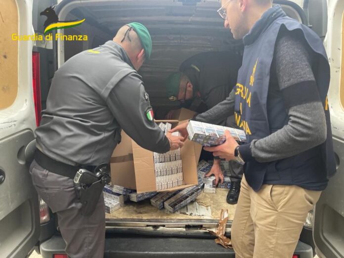 Un capannone a Boscoreale adibito a deposito clandestino di sigarette di contrabbando