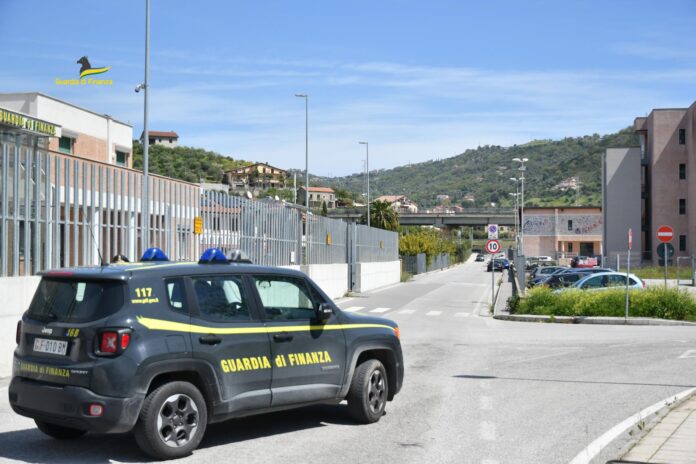 Formazione e contratti falsi, maxi-blitz da Agropoli in tutta Italia: "Indagate 279 persone, sequestrati 57 milioni di euro" Formazione e contratti falsi, maxi-blitz da Agropoli in tutta Italia: "Indagate 279 persone, sequestrati 57 milioni di euro"