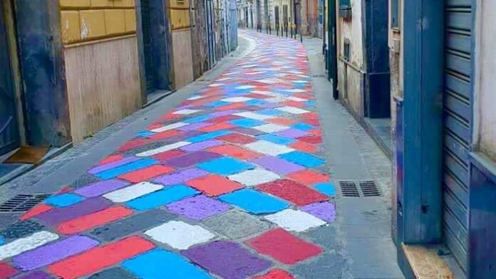 A Sarno strade colorate per la tradizione dei Paputi: "L'uomo vecchio che rinasce a vita nuova"