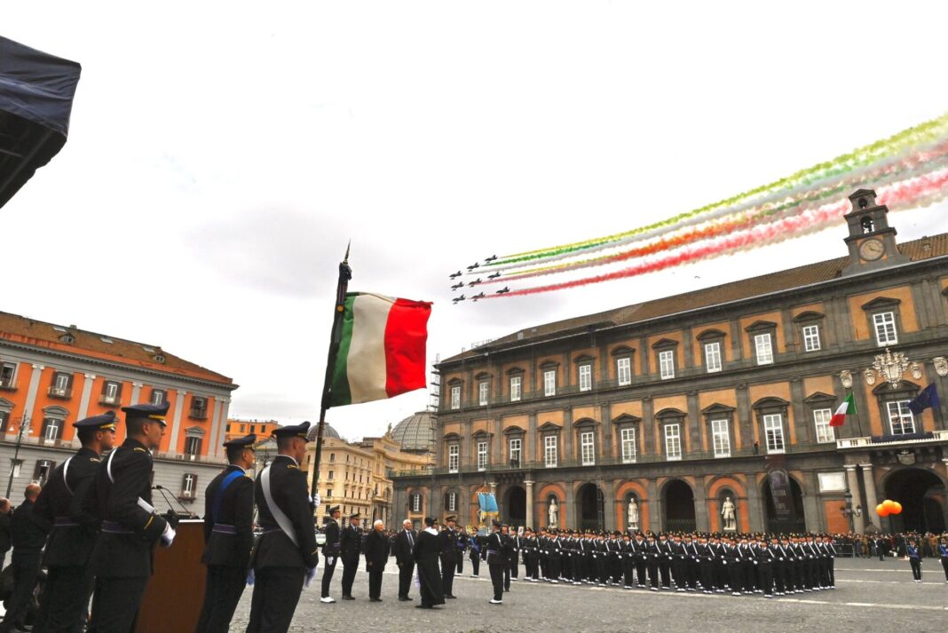 Le Frecce Tricolori a Napoli: lo spettacolo in piazza del Plebiscito dopo il giuramento degli allievi dell'Accademia Aeronautica