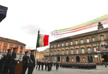 Le Frecce Tricolori a Napoli: lo spettacolo in piazza del Plebiscito dopo il giuramento degli allievi dell'Accademia Aeronautica
