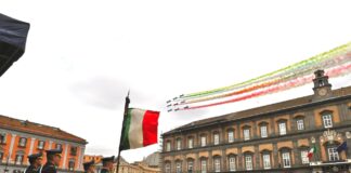 Le Frecce Tricolori a Napoli: lo spettacolo in piazza del Plebiscito dopo il giuramento degli allievi dell'Accademia Aeronautica