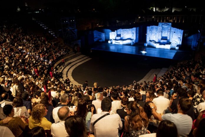 "La Regione Campania cancella il teatro a Pompei": caos e indignazione, attacco alla cultura
