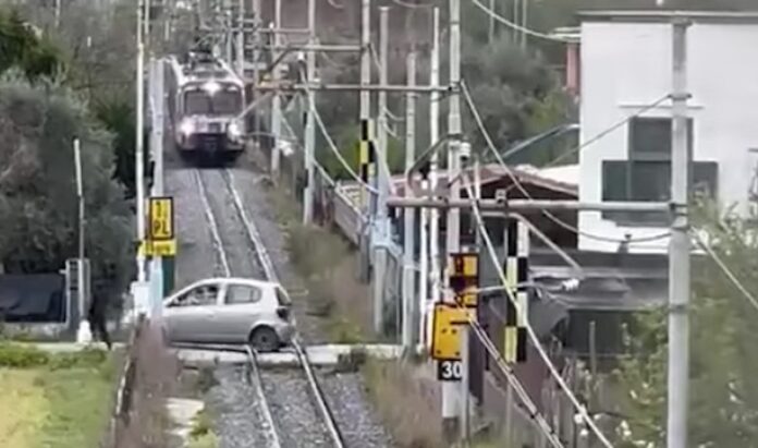 Incredibile a Trecase e Boscotrecase: il treno Circum passa con le sbarre alzate tra le auto