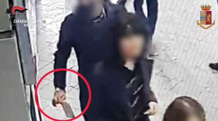 Borseggi e rapine sui mezzi pubblici a Napoli, due arresti: le immagini della videosorveglianza