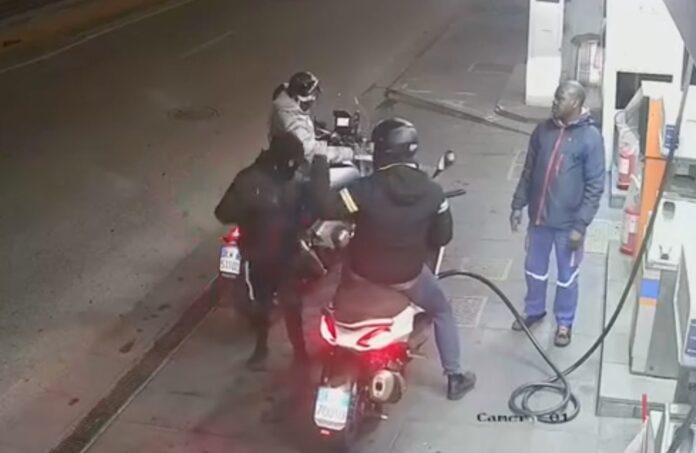 Resiste alla rapina a Napoli, gli sparano alle gambe: il video choc pubblicato su Facebook