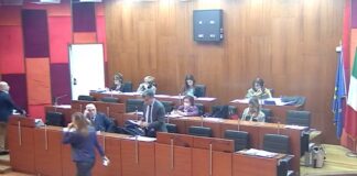 Il consiglio comunale di Napoli “sfida” il governo Meloni: sì alla trascrizione anagrafe dei figli delle coppie gay Il consiglio comunale di Napoli "sfida" il governo Meloni: sì alla trascrizione anagrafe dei figli delle coppie gay