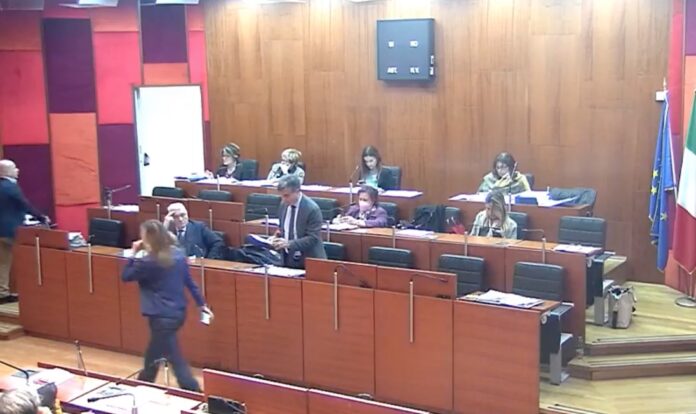 Il consiglio comunale di Napoli "sfida" il governo Meloni: sì alla trascrizione anagrafe dei figli delle coppie gay