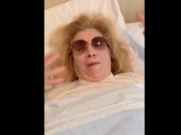 Paura per Iva Zanicchi dopo il Cantante Mascherato: "Sono caduta dalle scale"