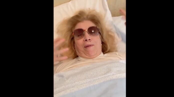 Paura per Iva Zanicchi dopo il Cantante Mascherato: "Sono caduta dalle scale"