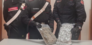 Torre Annunziata, scambio di droga nel parcheggio del centro commerciale “Silos”: due arrestati Torre Annunziata, scambio di droga nel parcheggio del centro commerciale "Silos": due arrestati